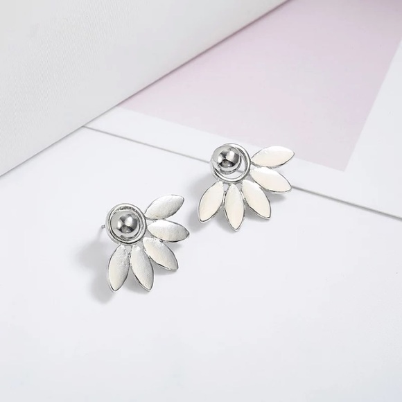 Unique “Spring Daisies” Cute Floral Stud Earring - Picture 3 of 4
